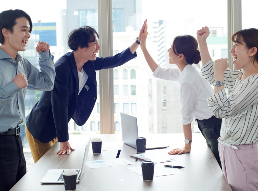 ハイタッチで喜ぶ人々